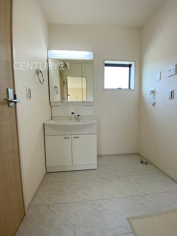 三面鏡付きの洗面台には鏡の裏に収納があり、すっきり片付けられます。洗髪も可能な伸縮機能つきシャワーヘッドです。