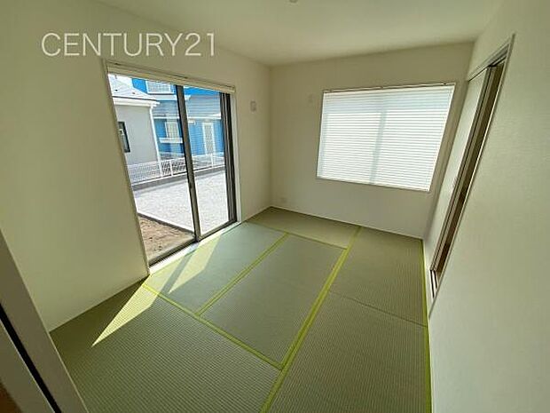 落ち着く和室です。LDKと続き間で開放感があります。引き戸で簡単に仕切れますので状況に合わせた使い方ができます。