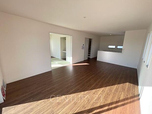 大きいソファーがおける広々リビング