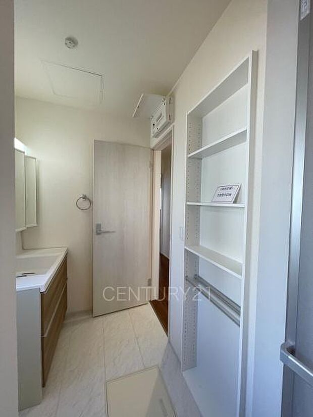 埋め込み棚が付いてます。