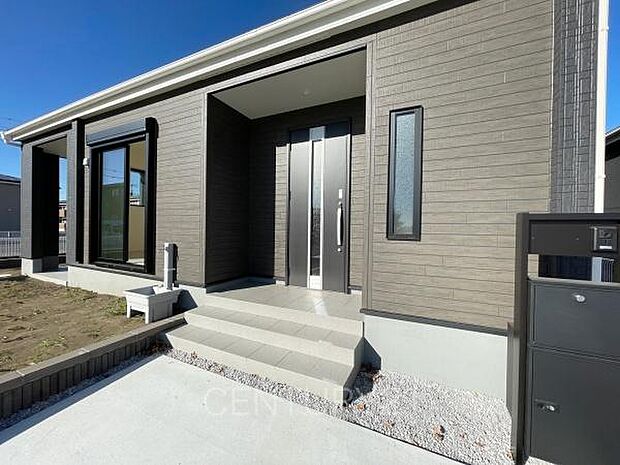 スマートキー付きの玄関。鍵を探すことなくドアの開閉が可能です。郵便物を守る鍵付きポストです。インターホンは録画機能付きで防犯面に優れます。