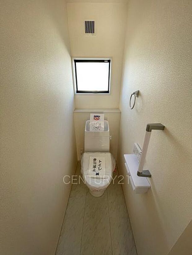 温水シャワー洗浄機能付きです。手摺り付きです。