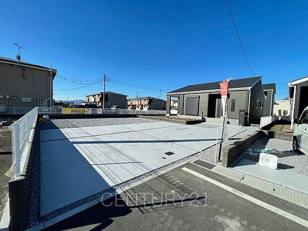 並列駐車可能な駐車場スペースです。