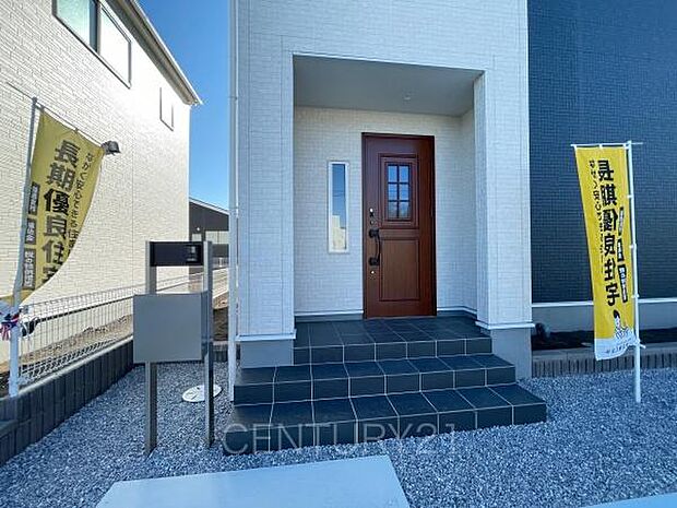 スマートキー付きの玄関。鍵を探すことなくドアの開閉が可能です。郵便物を守る鍵付きポストです。インターホンは録画機能付きで防犯面に優れます。