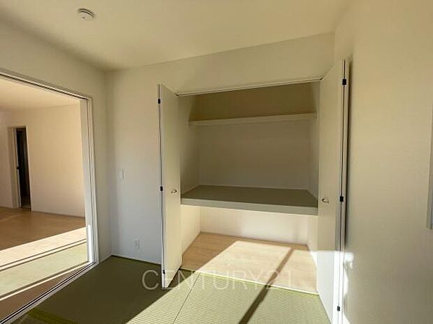 和室の収納はお布団も収納し易い仕切り棚付きです。