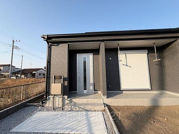 スマートキー付きの玄関。鍵を探すことなくドアの開閉が可能です。郵便物を守る鍵付きポストです。インターホンは録画機能付きで防犯面に優れます。