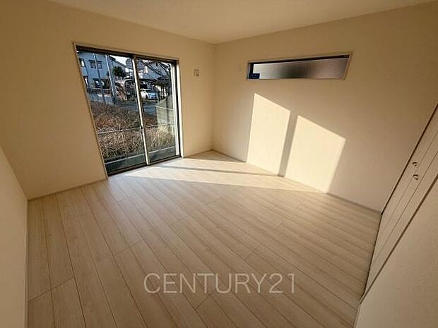 2面採光の明るい洋室です。