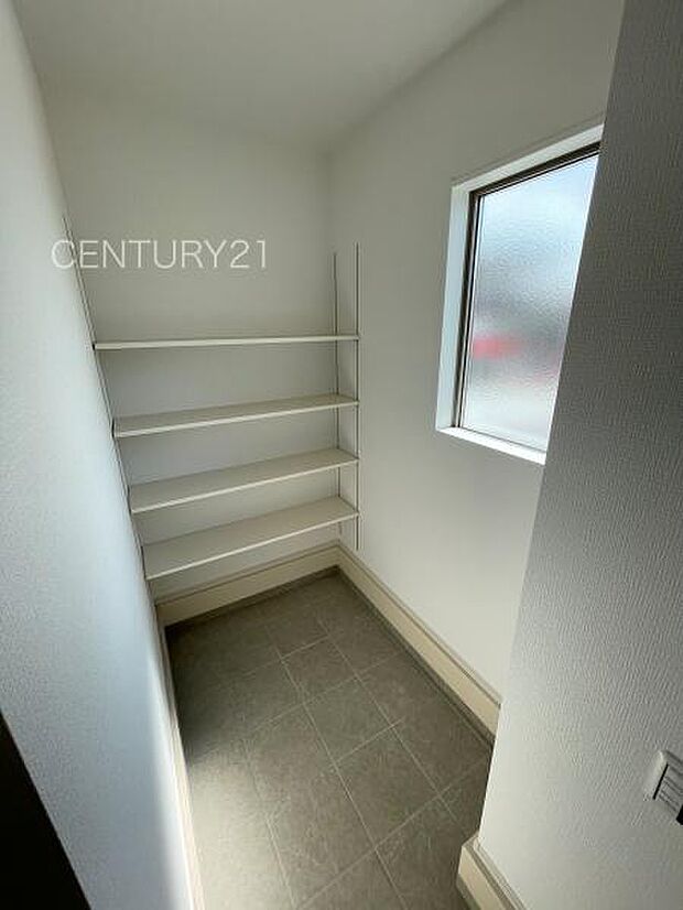 玄関横に土間収納付き。沢山の収納が可能です。