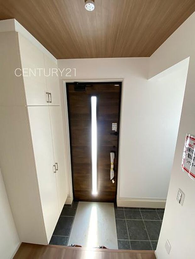 シューズボックス付きの玄関です。上部も収納付きで多くの収納が可能です。