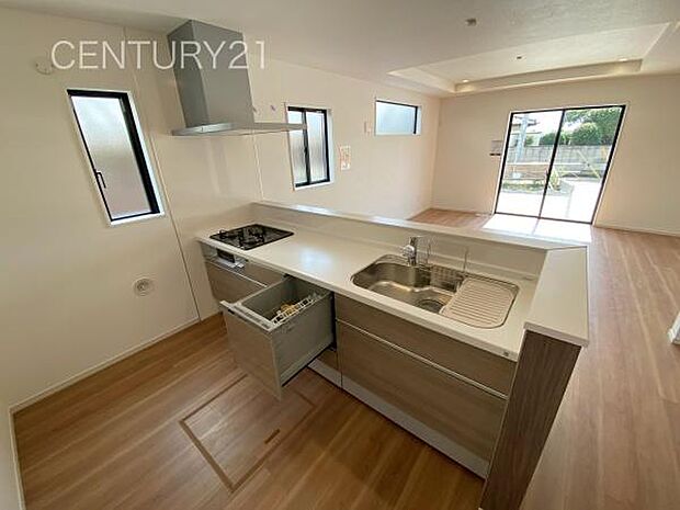 シンクも大きく洗い物もしやすい浄水器付。シャワーヘッドは引き出し可能、シンクの隅々まで洗い流せます。