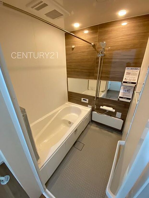 ゆったりと寛げる大型バスタブ。足を伸ばしたまま入浴可能です。浴室乾燥機付きで天候が悪い日でも洗濯をして衣類を乾燥させることができます。