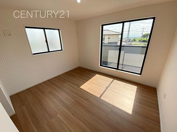 2面採光の明るい洋室です。