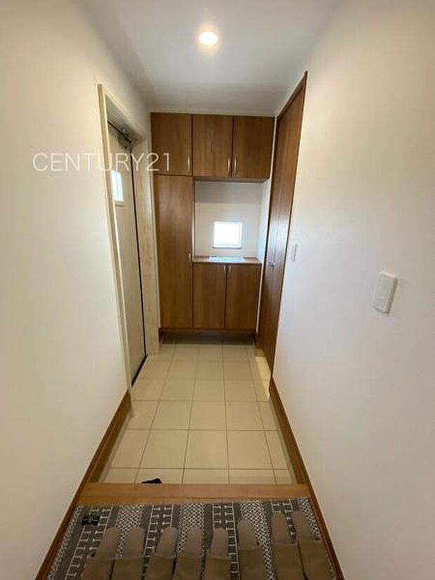 シューズボックス付きの玄関です。上部も収納付きで多くの収納が可能です。