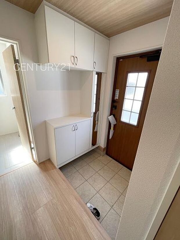 シューズボックス付きの玄関です。上部も収納付きで多くの収納が可能です。