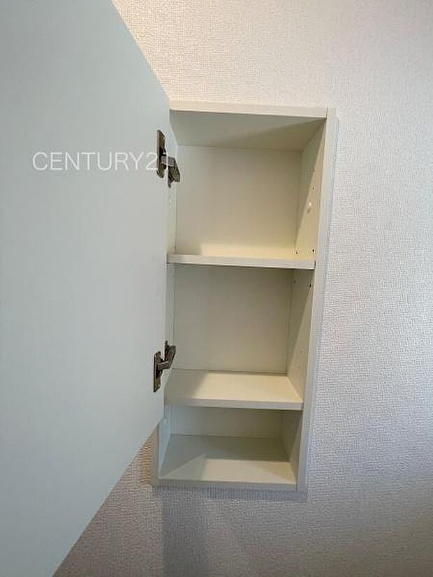 1階トイレ壁部分に埋め込み収納付き。ペーパーストックに便利です。