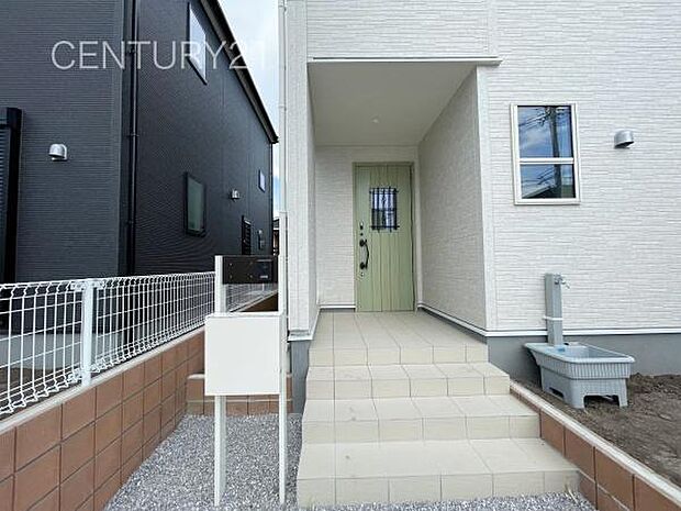 スマートキー付きの玄関。鍵を探すことなくドアの開閉が可能です。郵便物を守る鍵付きポストです。インターホンは録画機能付きで防犯面に優れます。