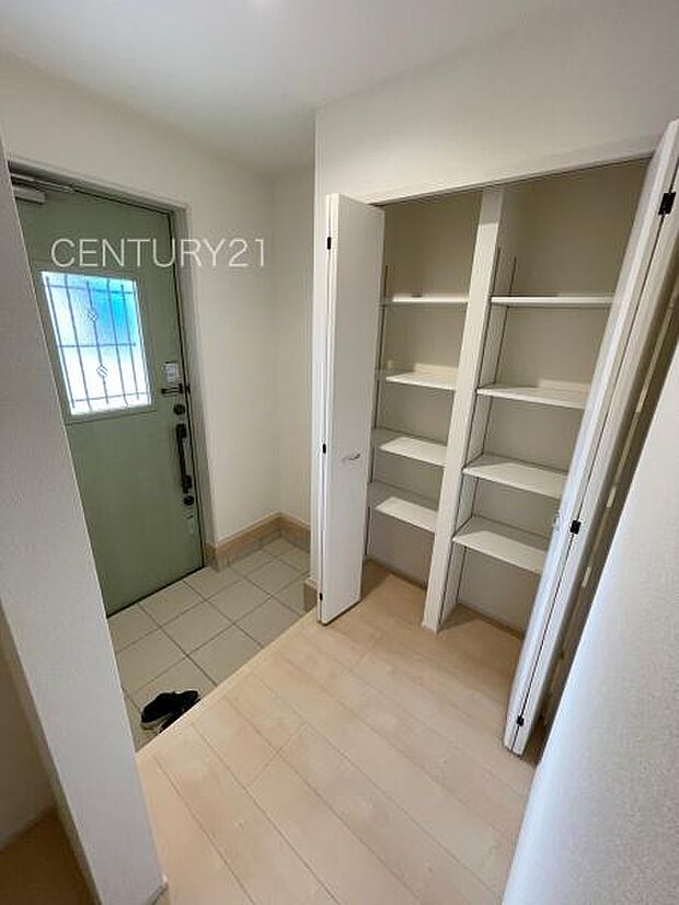 高さ調整可能な棚付きで、沢山の収納が可能です。