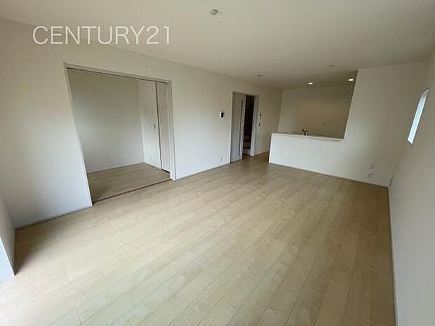 大きいソファーがおける広々リビング