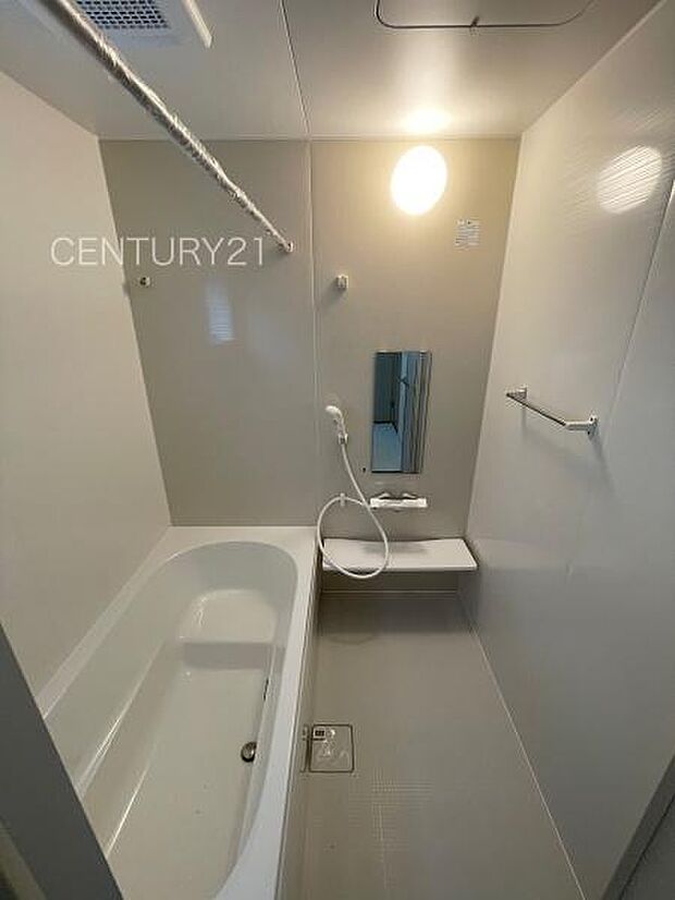 ゆったりと寛げる大型バスタブ。足を伸ばしたまま入浴可能です。浴室乾燥機付きで天候が悪い日でも洗濯をして衣類を乾燥させることができます。