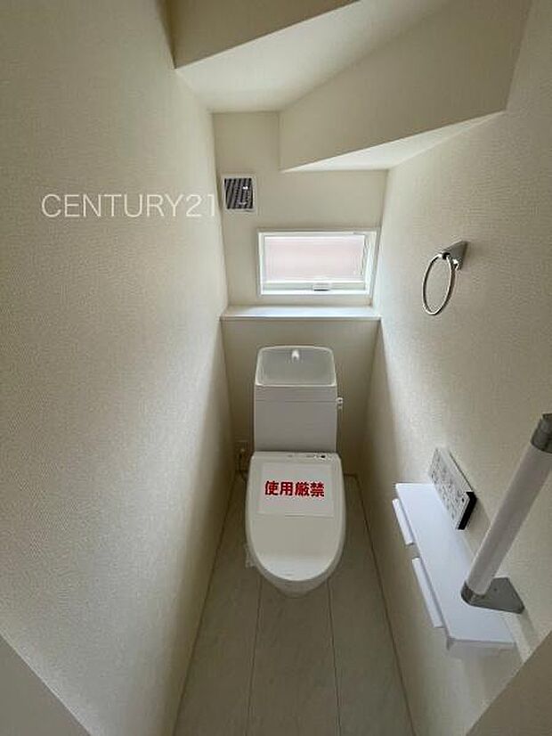 1階トレイです。温水シャワー洗浄機能付きです。手摺り付きです。