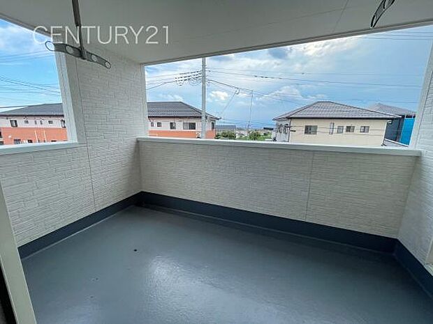 天井付きバルコニーは急な雨にも安心。干した洗濯物や布団が外壁に干渉しづらい、天井吊り下げ式の物干し金具付き。