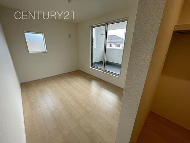 2面採光の明るい洋室です。