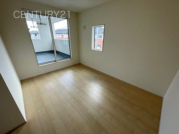 2面採光の明るい洋室です。