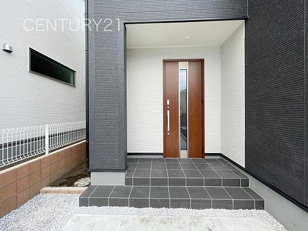 スマートキー付きの玄関。鍵を探すことなくドアの開閉が可能です。郵便物を守る鍵付きポストです。インターホンは録画機能付きで防犯面に優れます。