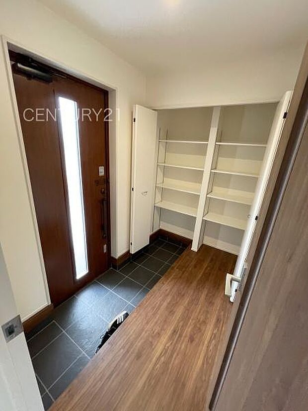 高さ調整可能な棚付きで、沢山の収納が可能です。