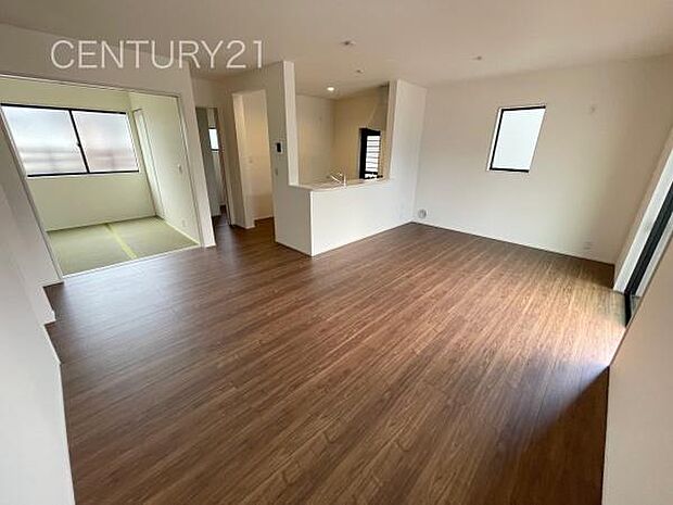 大きいソファーがおける広々リビング