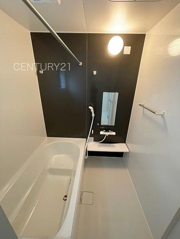 ゆったりと寛げる大型バスタブ。足を伸ばしたまま入浴可能です。浴室乾燥機付きで天候が悪い日でも洗濯をして衣類を乾燥させることができます。