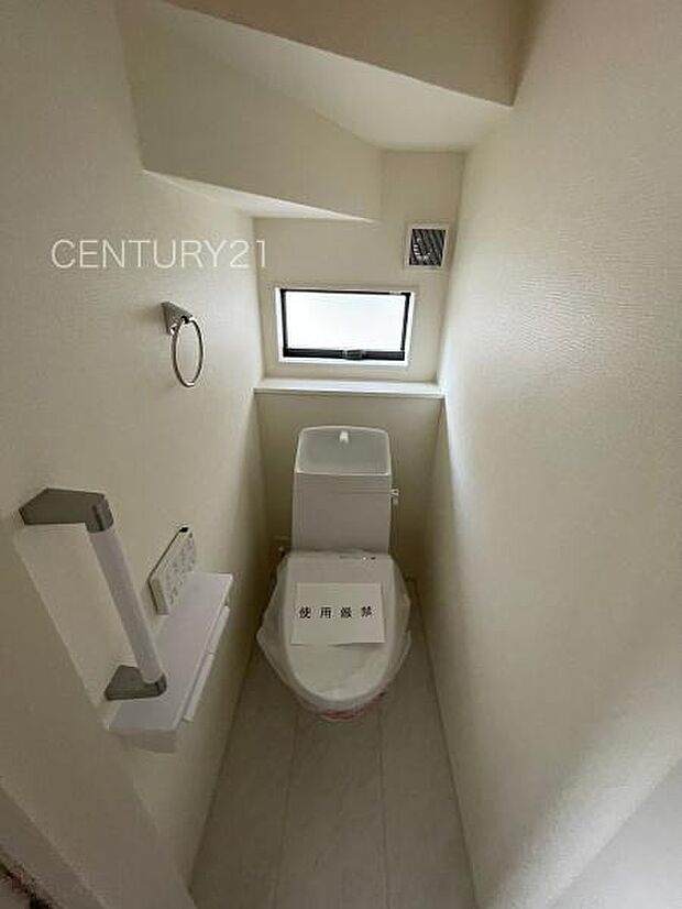 1階トレイです。温水シャワー洗浄機能付きです。手摺り付きです。