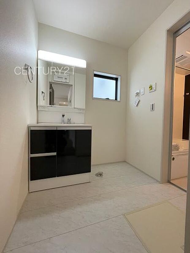 三面鏡付きの洗面台には鏡の裏に収納があり、すっきり片付けられます。洗髪も可能な伸縮機能つきシャワーヘッドです。