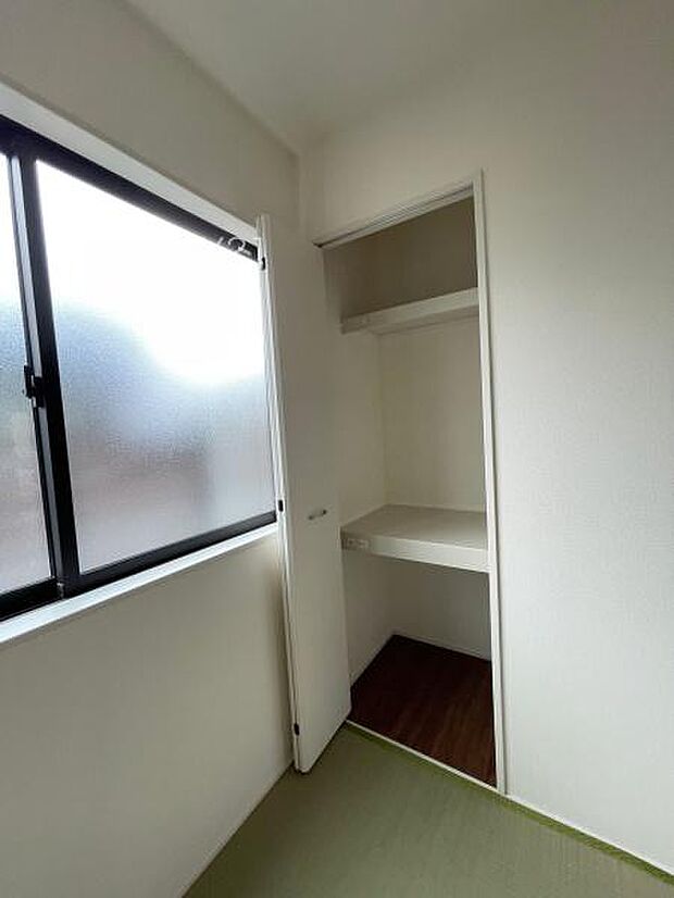 和室の収納はお布団も収納し易い仕切り棚付きです。