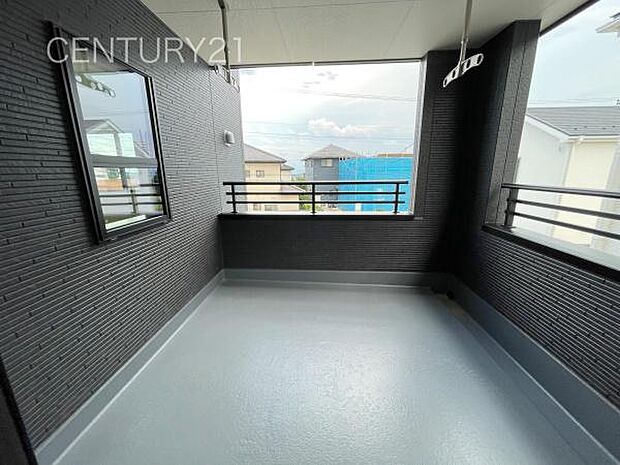 天井付きバルコニーは急な雨にも安心。干した洗濯物や布団が外壁に干渉しづらい、天井吊り下げ式の物干し金具付き。