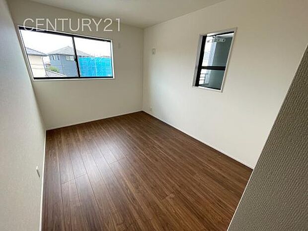 2面採光の明るい洋室です。