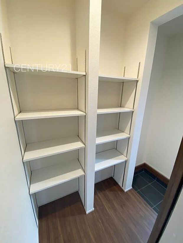 高さ調整可能な棚付きで、沢山の収納が可能です。