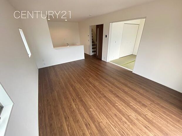 大きいソファーがおける広々リビング