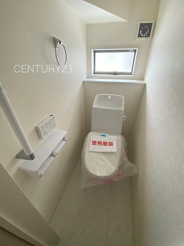 1階トレイです。温水シャワー洗浄機能付きです。手摺り付きです。