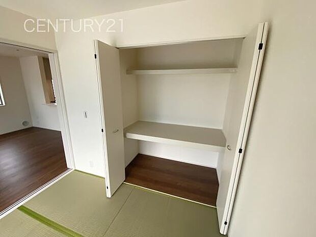 和室の収納はお布団も収納し易い仕切り棚付きです。