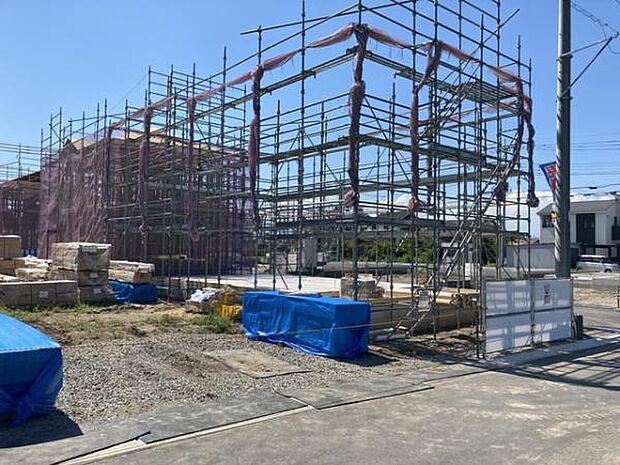 並列駐車可能な駐車場スペースです。