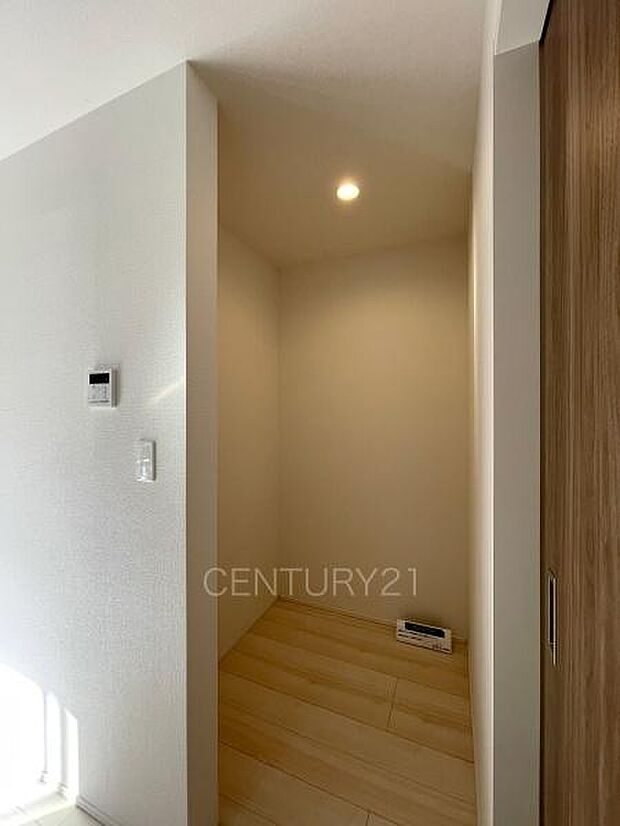 キッチン横に食材等の収納に便利な収納スペース付き。