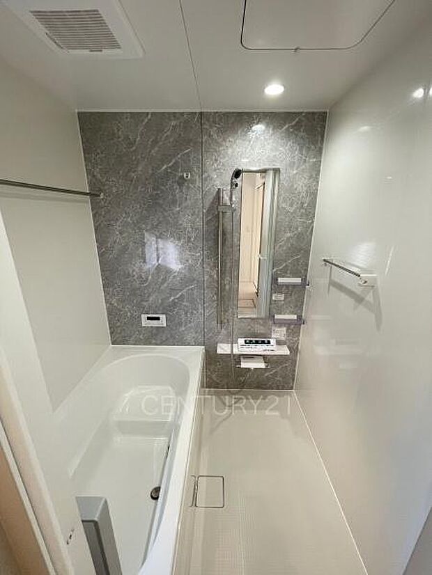 ゆったりと寛げる大型バスタブ。足を伸ばしたまま入浴可能です。浴室乾燥機付きで天候が悪い日でも洗濯をして衣類を乾燥させることができます。