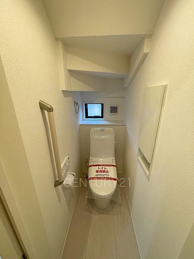 1階トレイです。温水シャワー洗浄機能付きです。手摺り付きです。