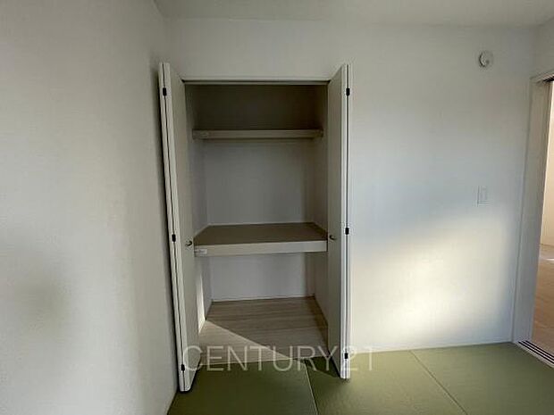 和室の収納はお布団も収納し易い仕切り棚付きです。