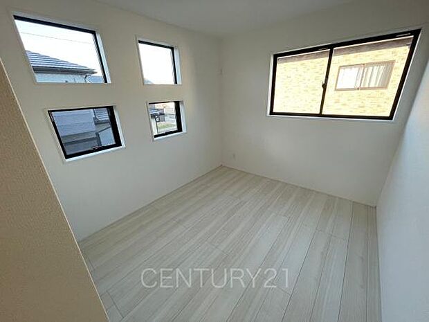 2面採光の明るい洋室です。