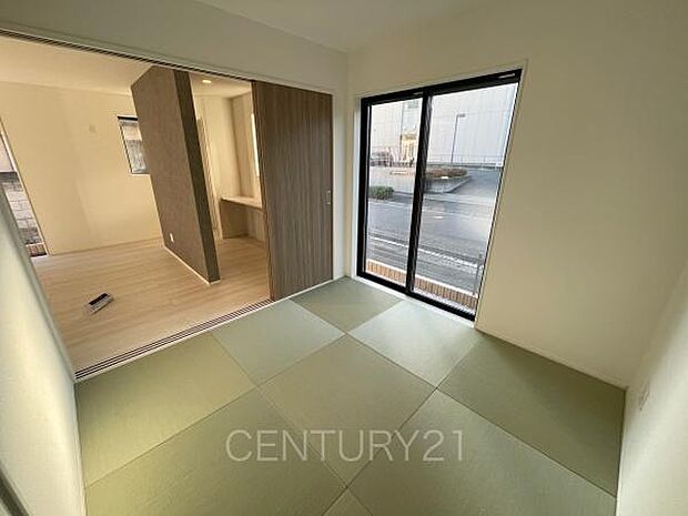 和室はLDKと続き間で開放感があります。引き戸で簡単に仕切れますので状況に合わせた使い方ができます。