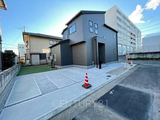 並列駐車可能な駐車場スペースです。