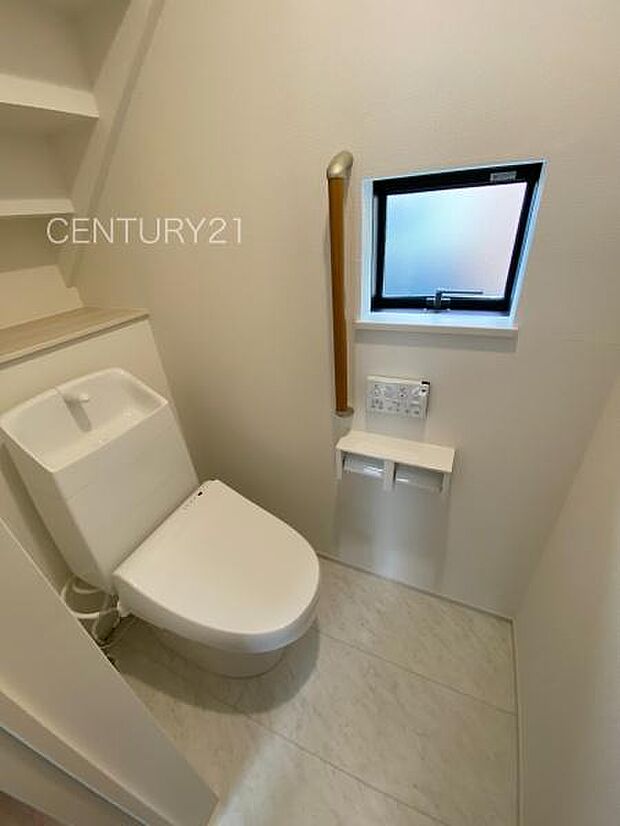 1階トレイです。温水シャワー洗浄機能付きです。手摺り付きです。