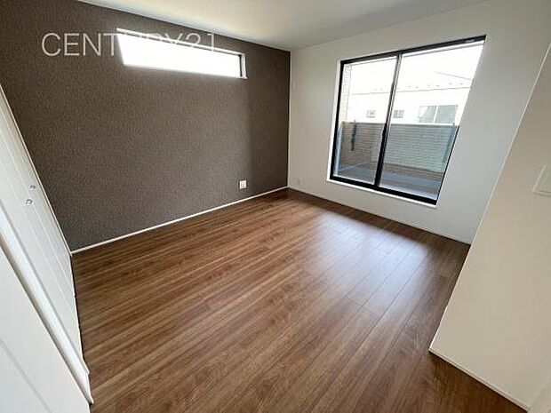 2面採光の明るい洋室です。